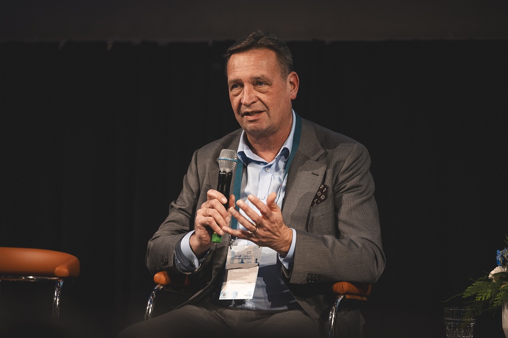 Petri Virolainen puhumassa paneelikeskustelussa