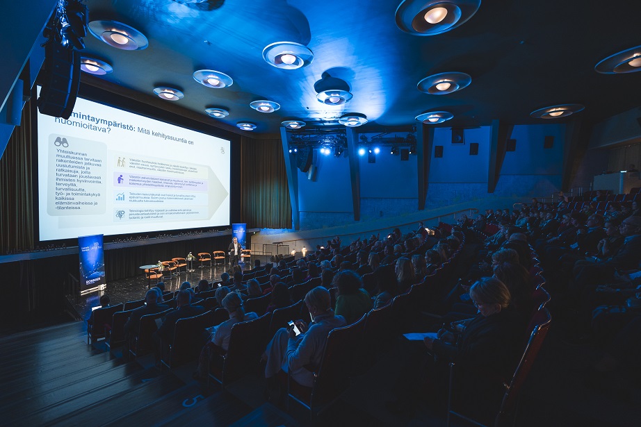 Kuva seminaarisalista, puhumassa Veli-Mikko Niemi.