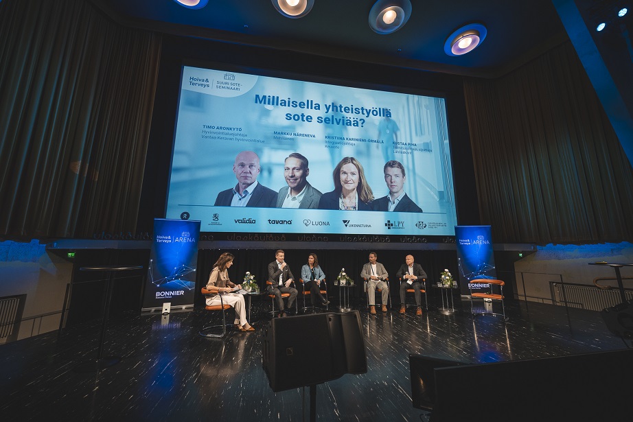 Paneelikeskustelu menossa