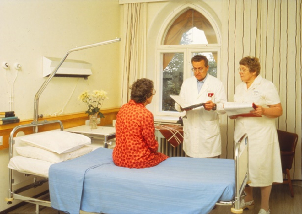 Lääkärinkierto Helsingin Diakonissalaitoksen sairaalassa 1980-luvulla. Kuva: Helsingin Diakonissalaitos