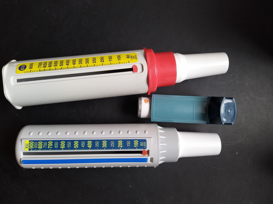 Kuvassa kaksi pef-mittaria ja astmapiippu