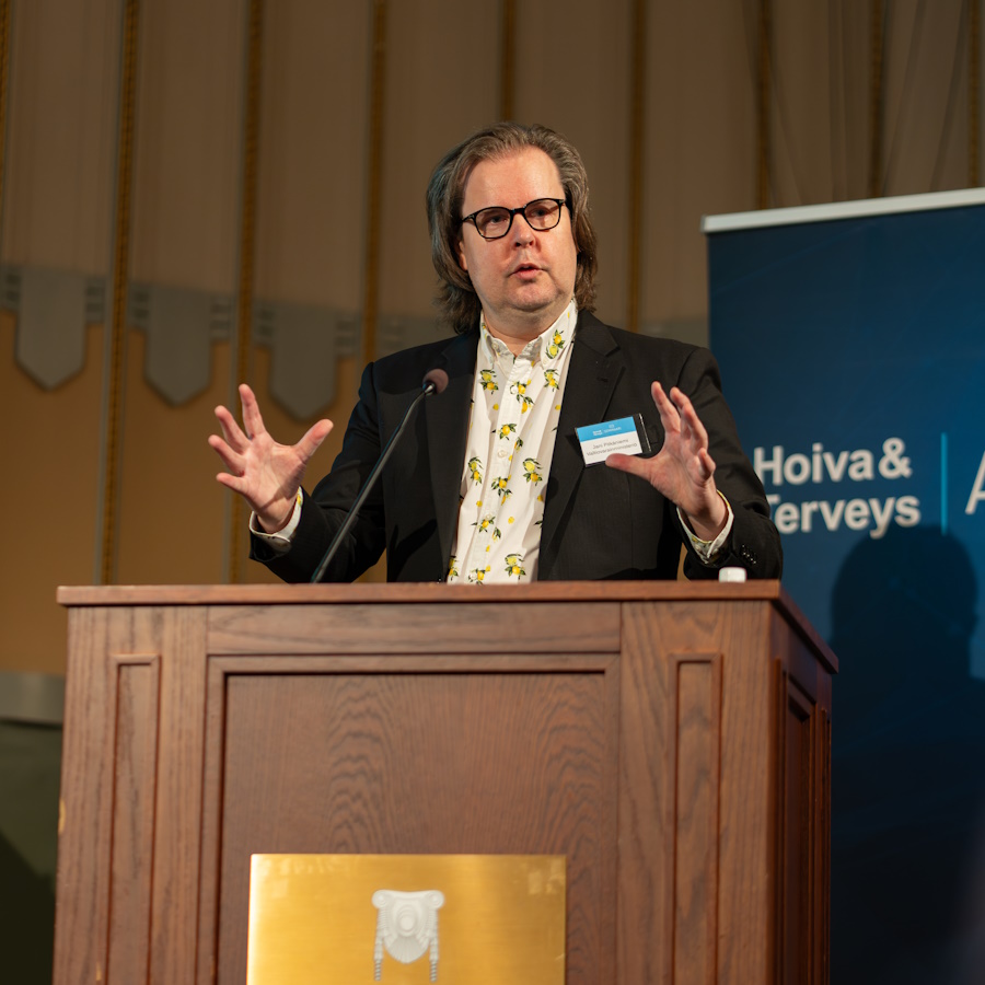 Jani Pitkäniemi puhumassa