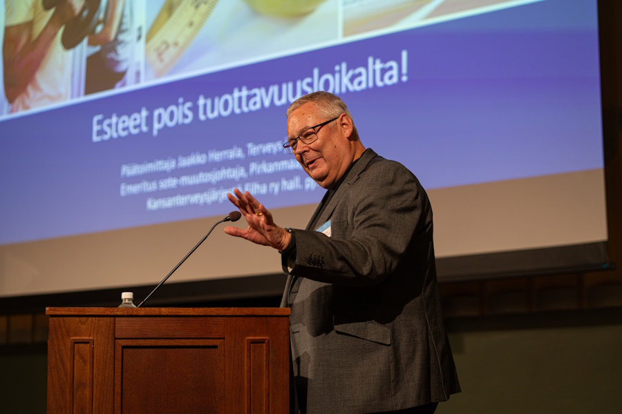 Jaakko Herrala puhumassa