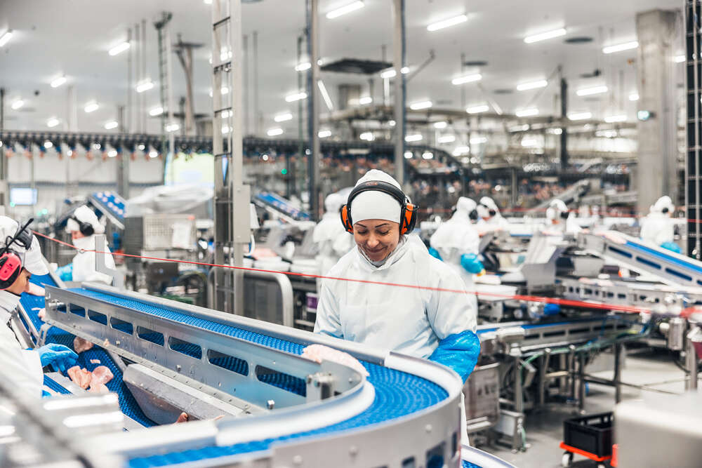 Atrian työntekijöitä työssään